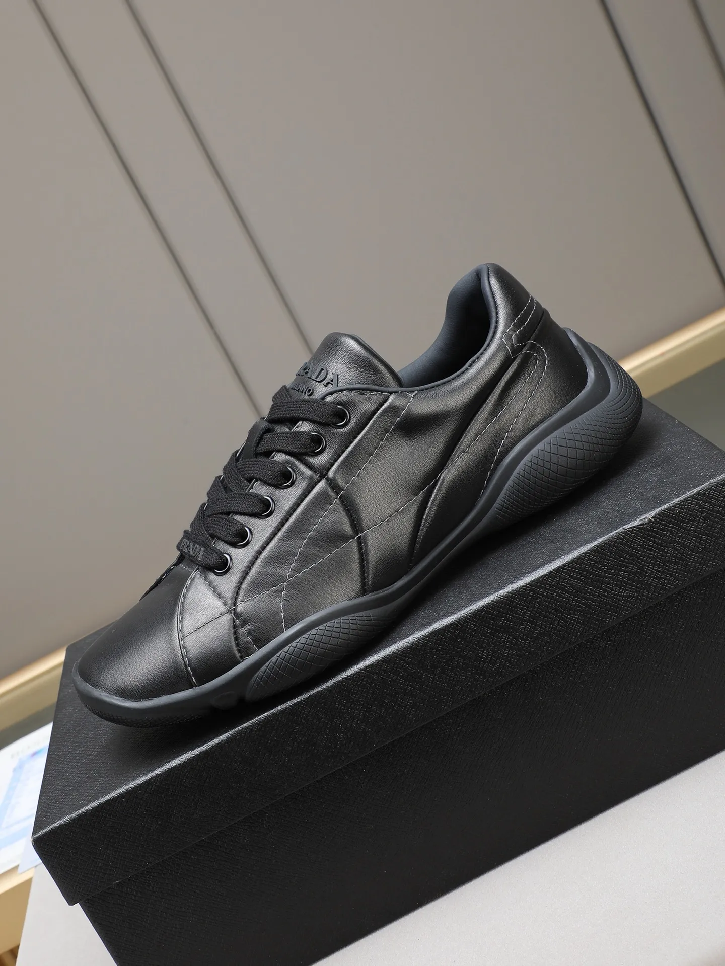 Men's Men's Shoes 💰700 Prada/Prada 1:1 men's casual shoes combine comfort with sophisticated and innovative design. The latest model features a sporty silhouette with visible topstitching that echoes the dynamic lines of the original. Inspired by driving shoes, this sneaker uses a soft and even cow upper, with a light and flexible rubber sole with a concave and convex pattern pattern, giving the sneaker a light appearance and smoothness. The upper is equipped with sports-style stitching, the tongue and laces are injection molded with Epoxy logo, sheep lining and cow foot pads, TPU ultra-light outsole, the upper foot is soft and comfortable, light and breathable! Code:38-39-40-41-42-43-44 (45 customized)